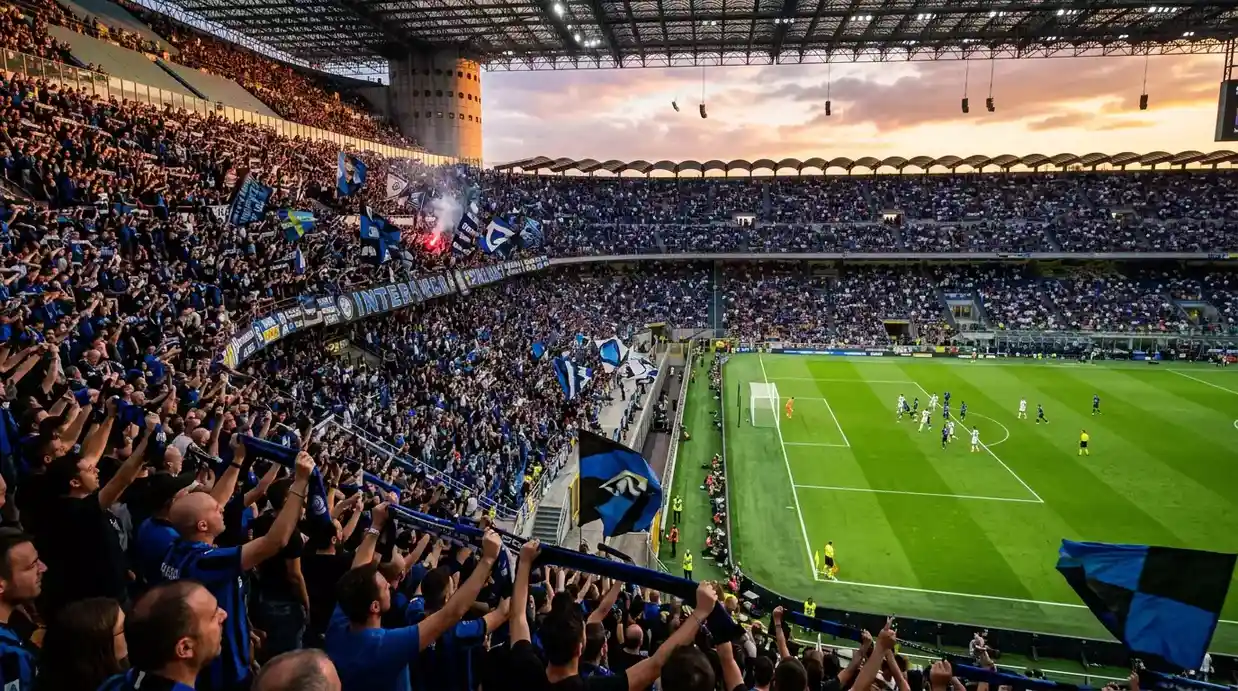 Estadio de fútbol italiano con aficionados durante un partido de la Serie A